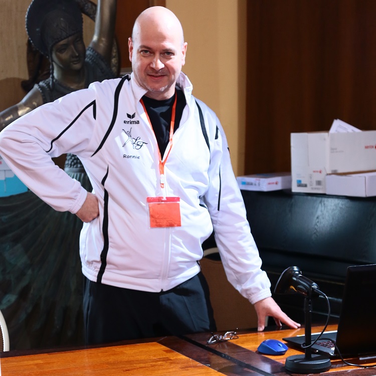 Ronnie als Scoring Director